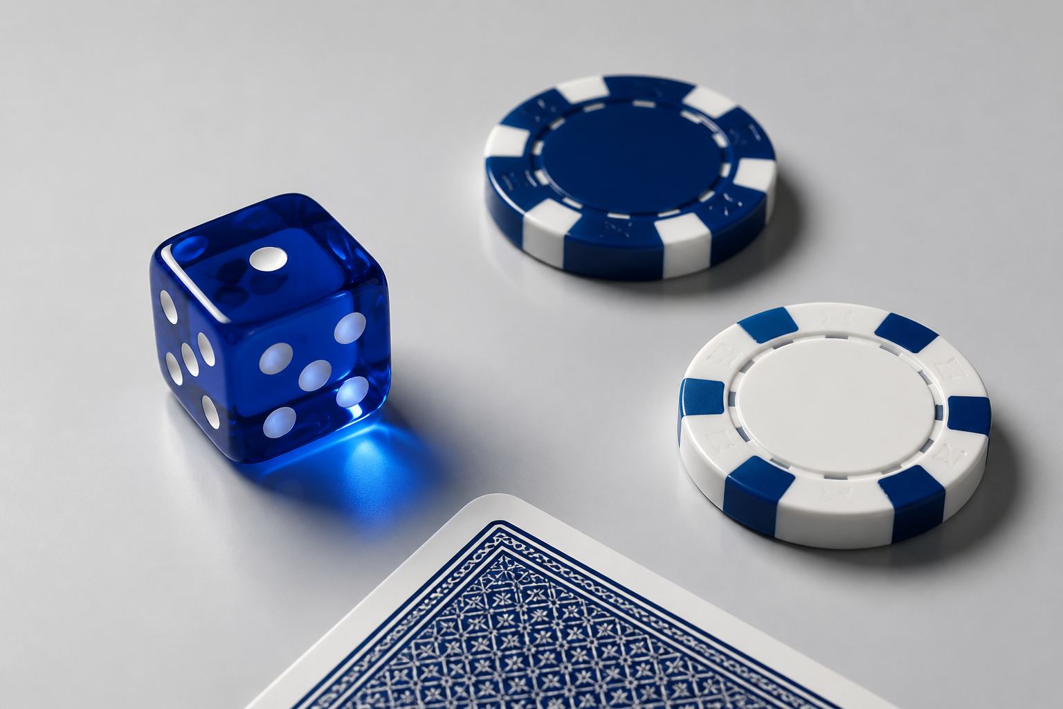 Dado, fichas y naipe, motivos de juego usados en el glosario.